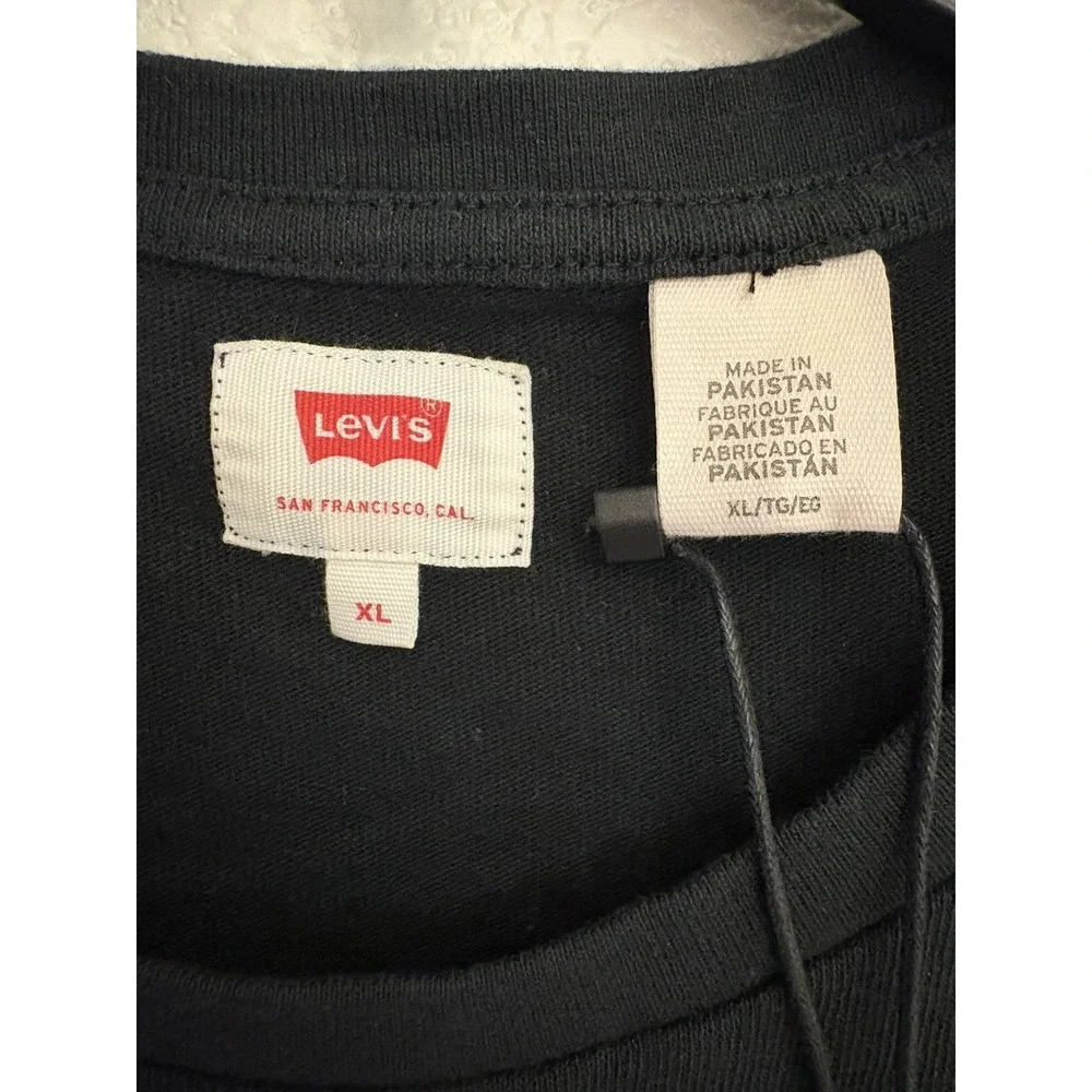 Levi's Men's Black and White Sherpa Logo Tee. Size‎ XL